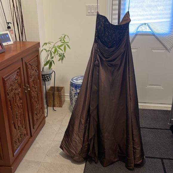 Beautiful formal dress size 16 / worn only once in very good condition . - Picture 2 of 5